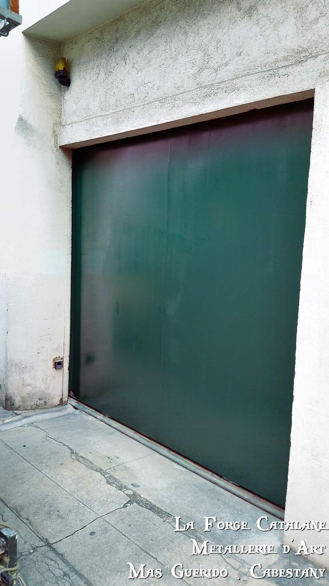 porte garage tole pleine coulissante La Forge Catalane.jpg